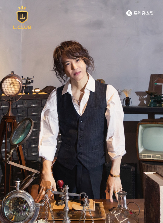 롯데홈쇼핑은 최근 '슈가맨 3'에 출연하며 신드롬을 일으키고 있는 가수 '양준일'을 유료회원제 서비스 '엘클럽' 광고 모델로 발탁하고, 30일 영상을 공개했다.<롯데홈쇼핑 제공>